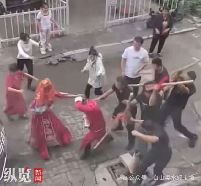 新郎接親時(shí)被人持棍追打！