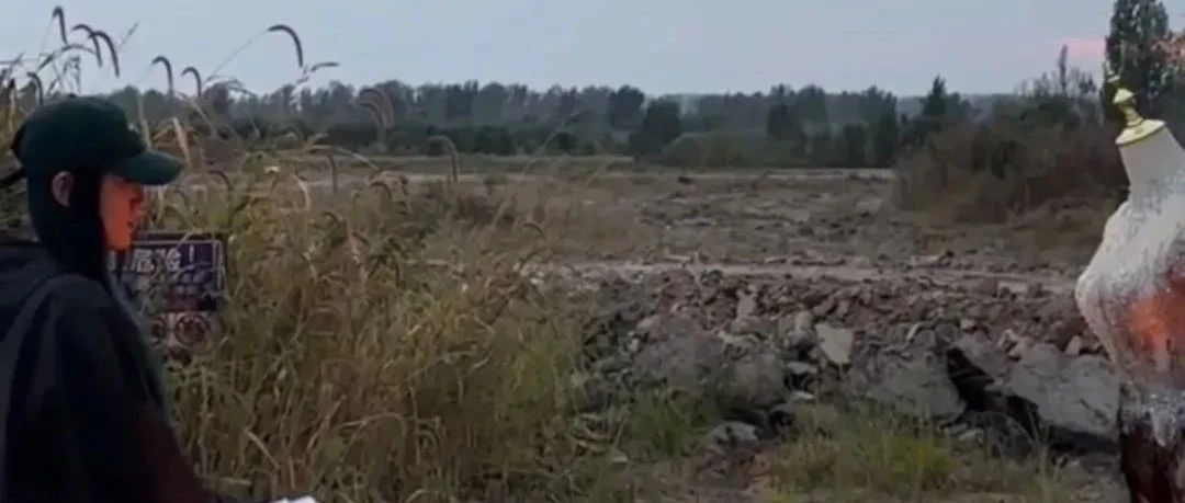女子空地燒婚紗，為自己舉辦離婚典禮！